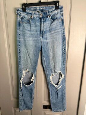 American Eagle Strigid Ripped Knee Mom Jeans Light Wash Size 6
